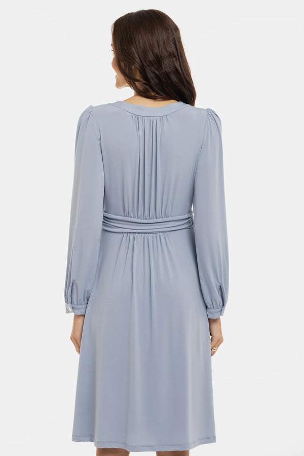 Елегантна рокля за бременни с набори - пастелносиня