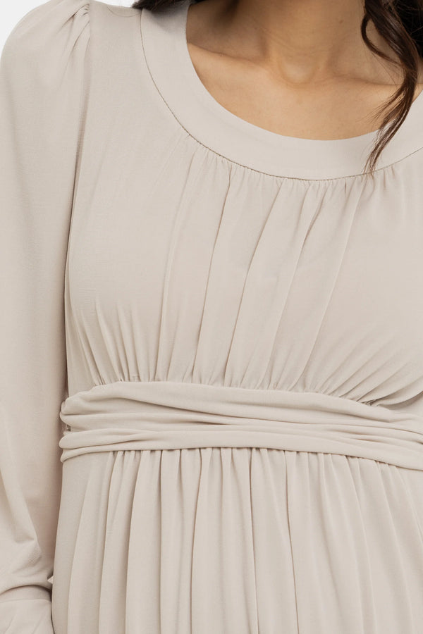 Елегантна рокля за бременни с набори - бежова