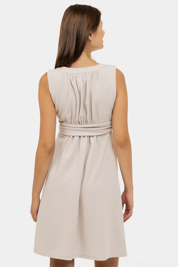 Елегантна рокля с набори за бременни - светлобежова