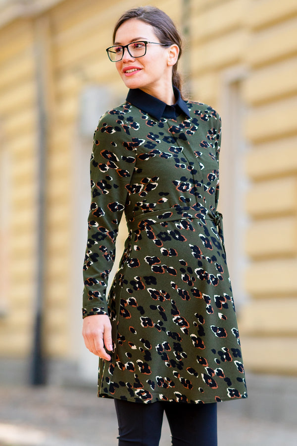 Рокля за бременни и кърмещи с десен и яка