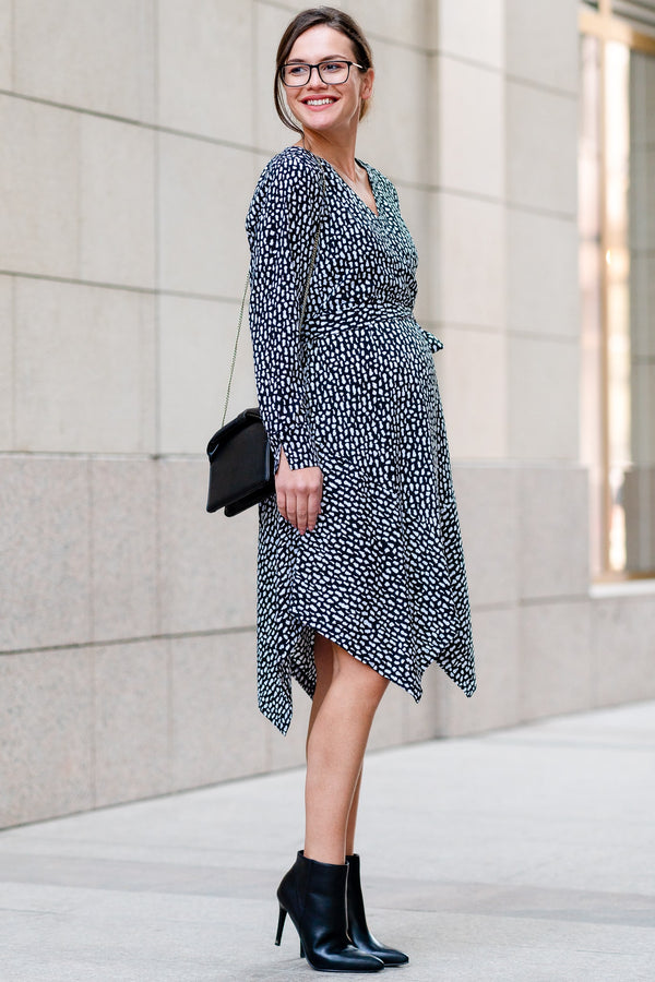 Асиметрична рокля за бременни и кърмещи с десен